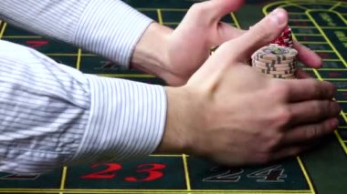 Croupier rulet masasında casino tüm fişleri alır