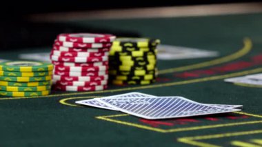 Casino'daki oyuncu poker oynayarak kartlarını kontrol ediyor, kapat.