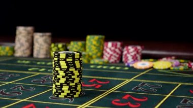 Kazanan çip, siyah ile bir oyun masasında koyu sarı cips