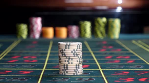 Roulette-Chips auf einem Spieltisch mit Gewinnchip, schwarz — Stockvideo