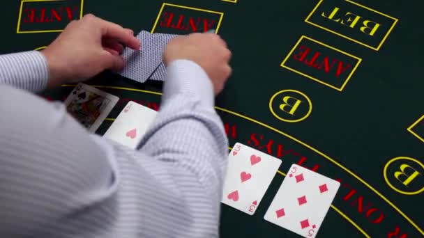 Croupier deal kaarten op groene tafel bij Casino, neemt weg — Stockvideo