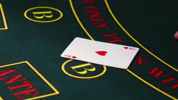 Croupier carte di affare, mostra due sul tavolo verde al casinò — Video Stock