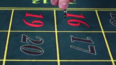 Casino yeşil masada Croupier büküm çip, yavaş hareket