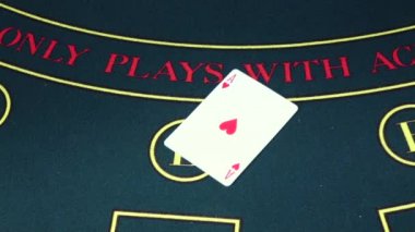 Croupier poker oyun masası, yavaş hareket üzerinde iki kart fırsatlar