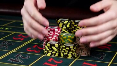 Bir kişi rulet oynarken ve casino kazanır, siyah