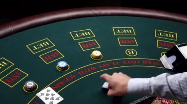 Casino'da cips ile yeşil masada Croupier anlaşma kartları