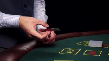 Croupier büküm kartı ve casino masada bir gösterir