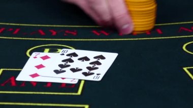 Oyuncu kartları ile poker masasına fiş bahisleri, yavaş hareket
