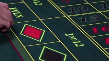 Krupiyeler el üç farklı çok renkli cips, yavaş hareket uğraşan