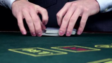 Croupier karıştırma kartları, casino, yavaş hareket onları gösterir