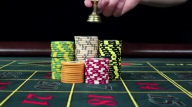 Oyun masasında Poker fişleri, kazanan çip, siyah, yavaş çekim