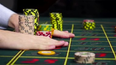 Croupier fişleri kazanan, yavaş hareket, yan görünüm taşır