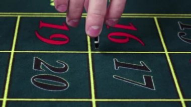 Croupier casino yeşil masada çip katlanmış, yavaş hareket