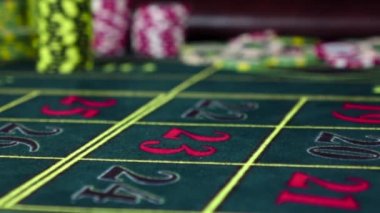 Rulet masasına düşen bir kumar çipi, yavaş çekim