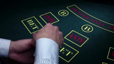 Croupier poker masası altında elinde fan yapar, yavaş hareket