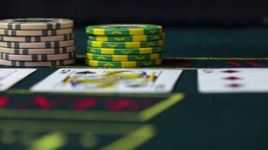 Oyuncu poker oynarken fişlerini yatırıyor, yakın çekim, yavaş çekim