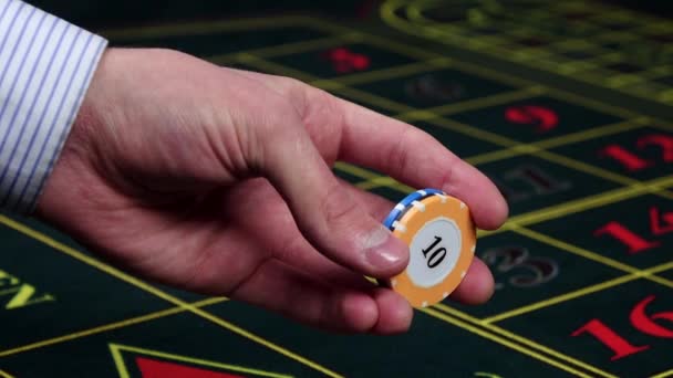 Croupier shuffle chips in mano sul tavolo verde al casinò — Video Stock