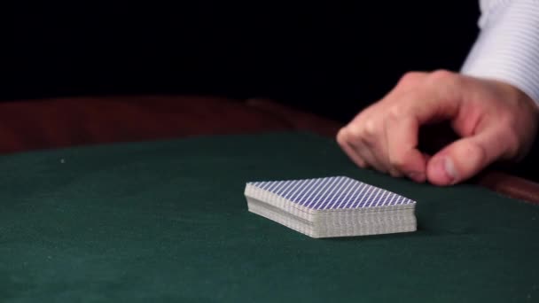 Croupier shuffle karty i pokazuje jeden na stole w kasynie — Wideo stockowe