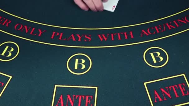 Croupier obchoduje s kartami na pohrabákovém stolku, pomalý pohyb — Stock video