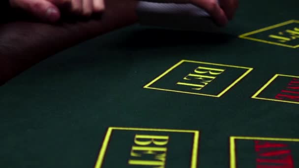 Κρουπιέρης ασχολείται με κάρτες σε ένα τραπέζι πόκερ, αργή κίνηση — Αρχείο Βίντεο