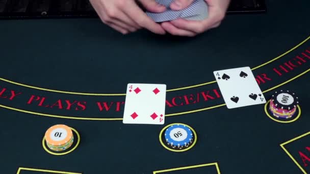 Крупье карты сделки на столе с фишками, казино, замедленной съемки — стоковое видео