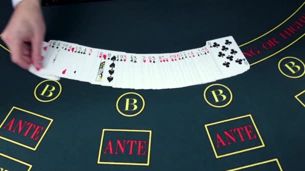 Крупье тасует карты за покерным столом, замедленная съемка — стоковое видео
