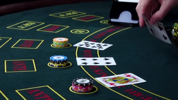 Croupier cartas de reparto en la mesa de póquer con fichas, cámara lenta — Vídeos de Stock