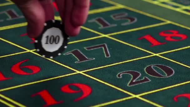 Крупір скручує один чіп на столі в казино, повільний рух — стокове відео