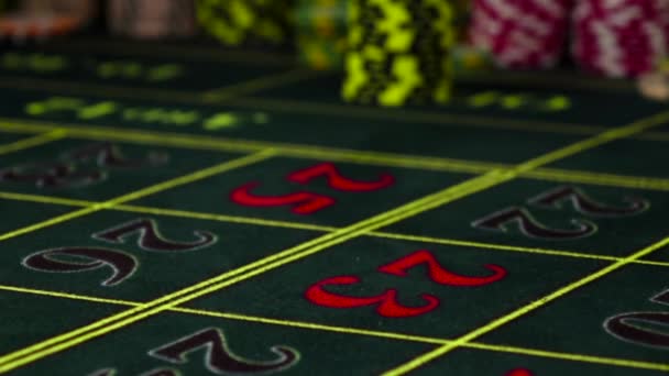 Чип синіх азартних ігор падає на стіл рулетки, повільний рух — стокове відео