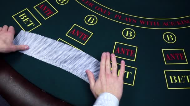 Croupier kartları karıştırma başlar, casino, yavaş hareket gösterir — Stok video