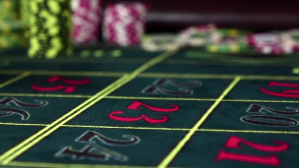 Chip di gioco che cadono sul tavolo della roulette, al rallentatore — Video Stock