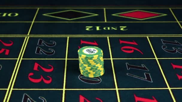 ゲームテーブルの緑黄色のポーカーチップ、勝利チップ、スローモーション — ストック動画