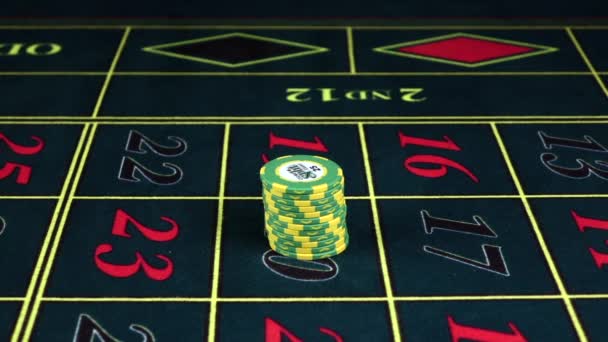 Grün-gelbe Pokerchips am Spieltisch, gewinnender Chip, Zeitlupe — Stockvideo