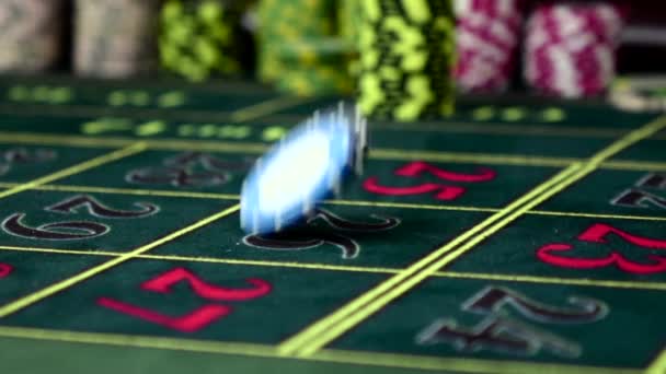 Zwei verschiedene Glücksspielchips fallen auf Roulettetisch, Zeitlupe — Stockvideo