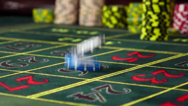 Dos fichas de juego cayendo en la mesa de ruleta, cámara lenta — Vídeos de Stock