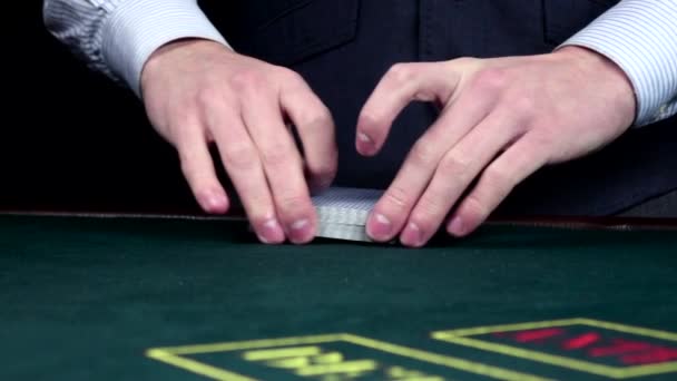 Croupier barajar tarjetas, muestra en la mesa en el casino, cámara lenta — Vídeos de Stock