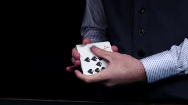 Croupier csoszogó a kártyákat, azt mutatja, egy, zöld asztal, lassú mozgás — Stock videók