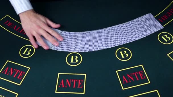 Croupier começa a embaralhar as cartas no cassino, câmera lenta — Vídeo de Stock