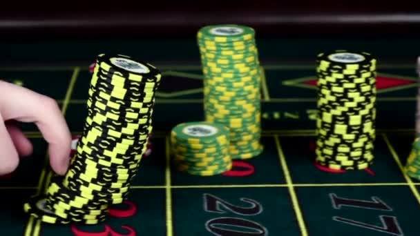 Chips cair na mesa de roleta verde no casino, câmera lenta — Vídeo de Stock