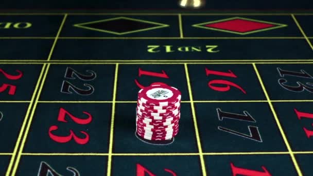 Red poker chips op gamingtafel, winnende chip, Slow Motion — Stockvideo