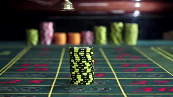 Многоцветные фишки для покера на игровом столе, выигрышная фишка, замедленная съемка Лицензионные Стоковые Видеоролики