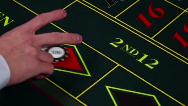 Croupier mano che distribuisce tre fiches sul tavolo da poker, rallentatore — Video Stock