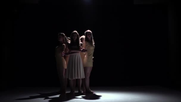 当代舞蹈开始的三个女孩穿着白色的裙子，黑色，影子，慢动作 — 图库视频影像