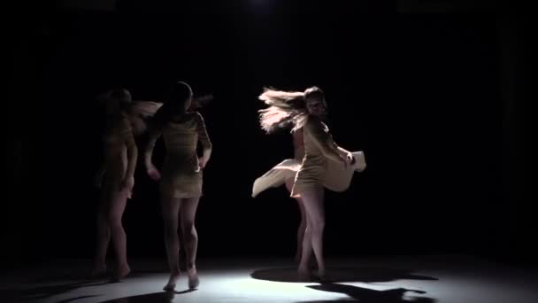 Сучасний танець п'яти талановитих дівчат у білих сукнях, на чорному, тіні, повільному русі — стокове відео