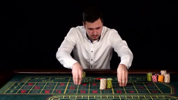 Ένας άντρας σε ένα καζίνο που κερδίζει στη ρουλέτα. Μαύρο — Αρχείο Βίντεο