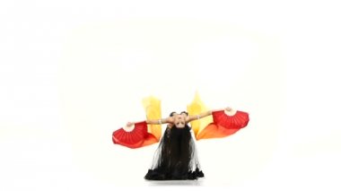 Hayranları ile alışılmadık kostüm dans ve viraj, beyaz, yavaş hareket üzerinde dansöz esmer kız