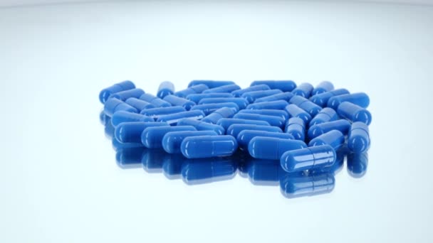 Medicina píldoras azules, en blanco, rotación, reflexión — Vídeos de Stock