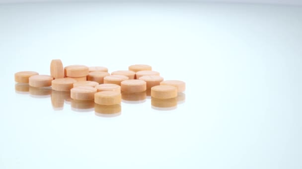 Pílulas cor de rosa, em branco, rotação, reflexão — Vídeo de Stock