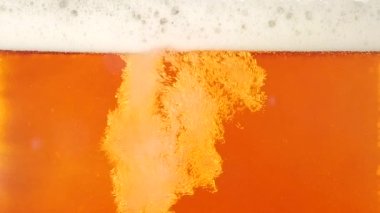 Dökme bira. Closeup. Yavaş çekim