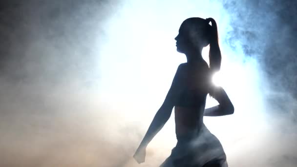 La ragazza del karate. Nero. Silhouette. Retroilluminazione — Video Stock